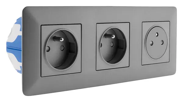 Triple prise 2P+T EasyEject - Titanium - précâblée 16A ZENITECH Populaire