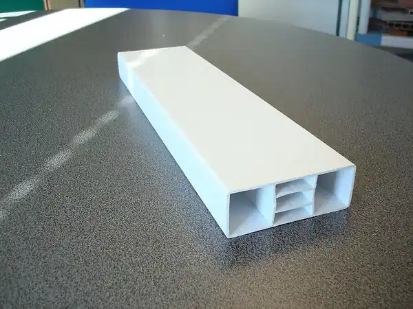 Lisse plate PVC blanc - 80x30mm - L.2,40m Expédié Aujourd'hui