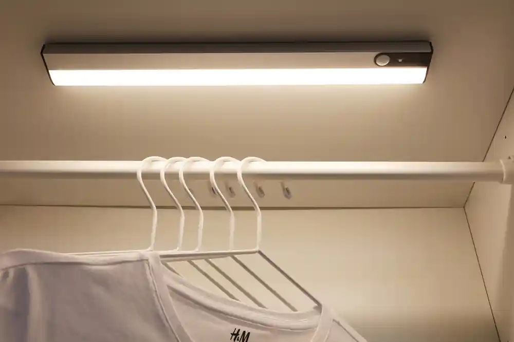 Super Prix Réglette LED avec détecteur de mouvements 150 lumens blanc chaud