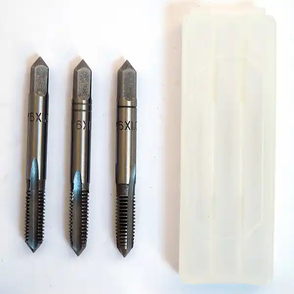 Taraud à main 6x100mm - Acier - Filetage 65mm SMARTOOL T Offre Spéciale