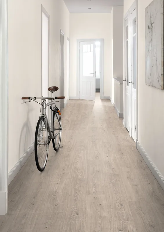 Sol stratifié décor chêne BERDAL ép 8 mm 19,3 x 129,2 cm AC4 compatible pièce humide 1,99m²/pqt EGGER Must-Have