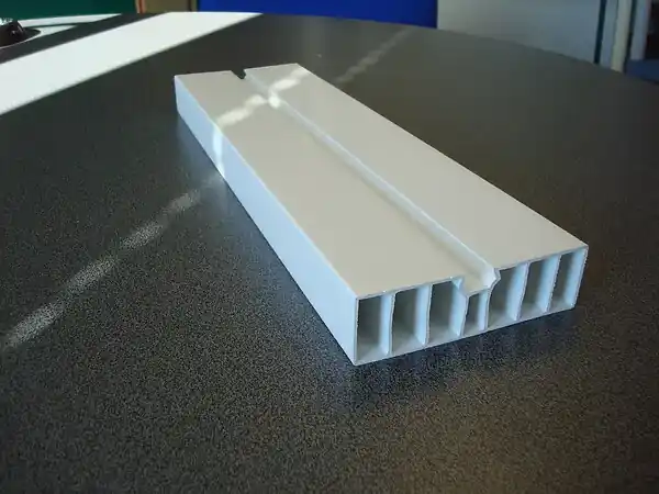 Marque Lisse à clé PVC - 100x30mm - L.2,40m